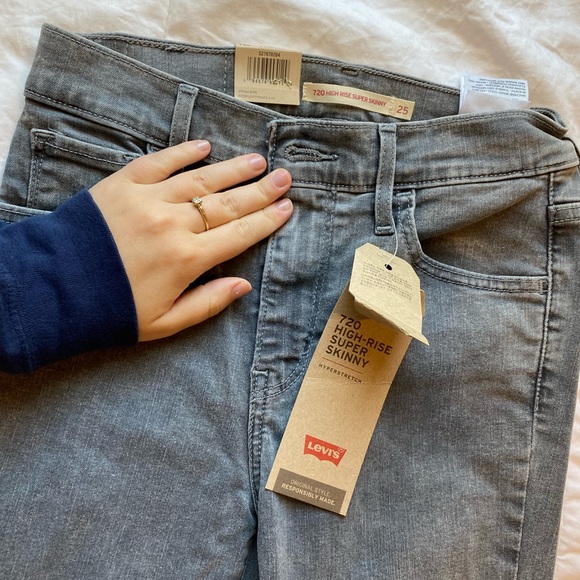 Levis Grey 720 High Rise Skinny Jeans NWT Size 25 - Picture 4 of 10